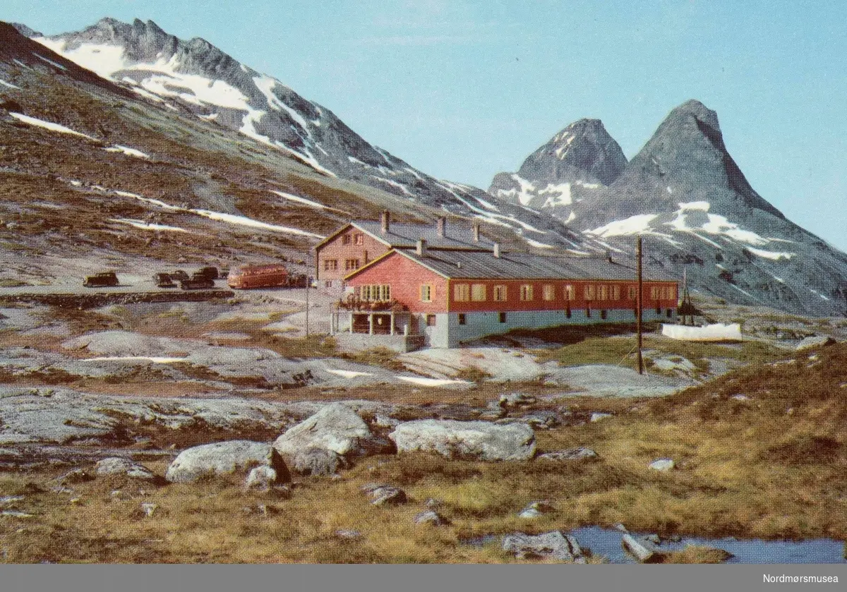 Mittets serie 139/025 er fra midten av 50-tallet, så også dette kortet. (info: 
Rune Schau). 

Postkort "139/025-449" med motiv fra Trollstigheimen i Åndalsnes, Rauma kommune, med to større hus med busser og biler foran i bakgrunnen. Kortet er utgitt av Mittet & Co A/S. Fra Nordmøre Museums fotosamlinger.