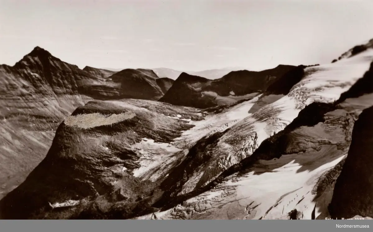 Postkort med motiv fra Grasdalen med isbreer i forgrunnen, i Sunndal kommune. Fotograf er J. Myren og utgiver av kortet er Georg Sverdrup i 1933. Fra Nordmøre Museums fotosamlinger.  /Reg:EFR2013/
