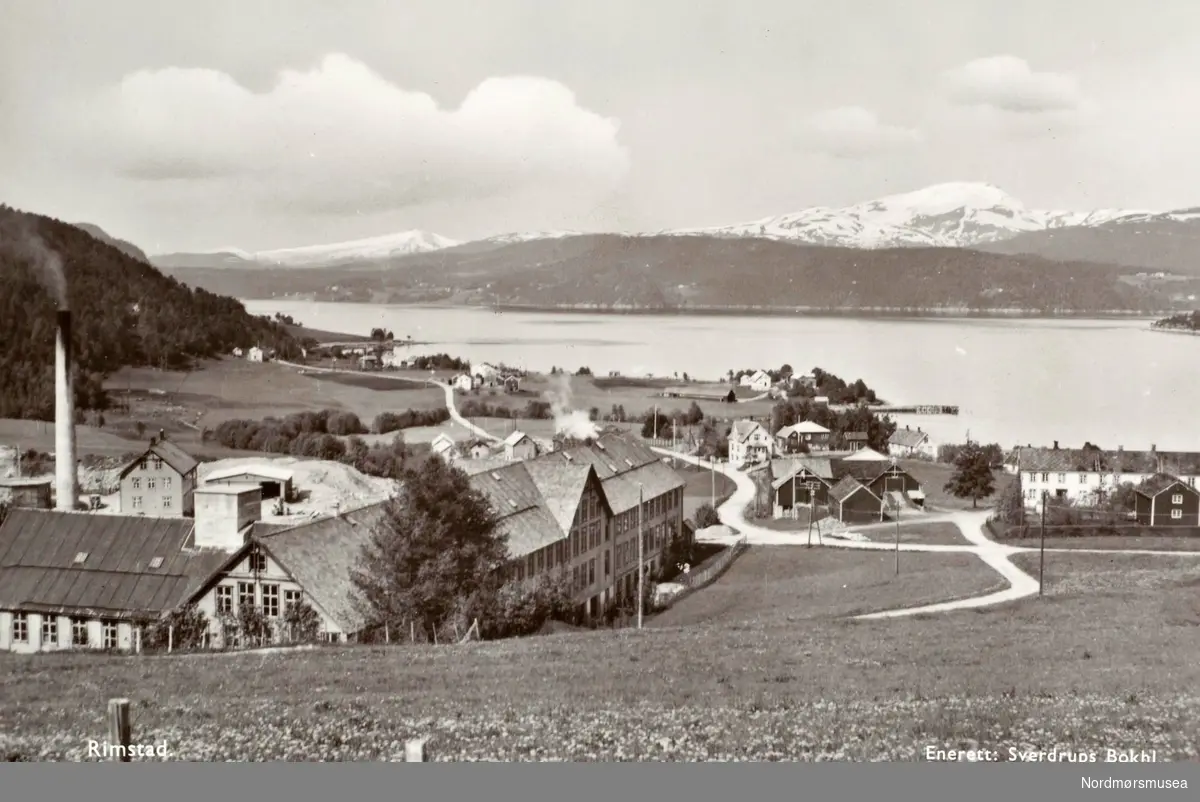 Postkort ";1040"; med motiv fra Rimstad og Ullvarefabrikken i Tingvoll kommune. Datering er omkring 1952 til 1955. Fra Nordmøre Museums fotosamlinger.  /Reg:EFR2013/
