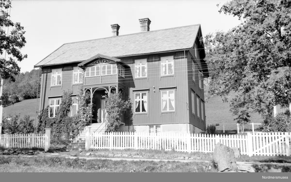 Gammelbanken på Kvanne. Info: Anders Björlykke

Fotograf er trolig Georg Sverdrup. Fra Nordmøre museums fotosamlinger.