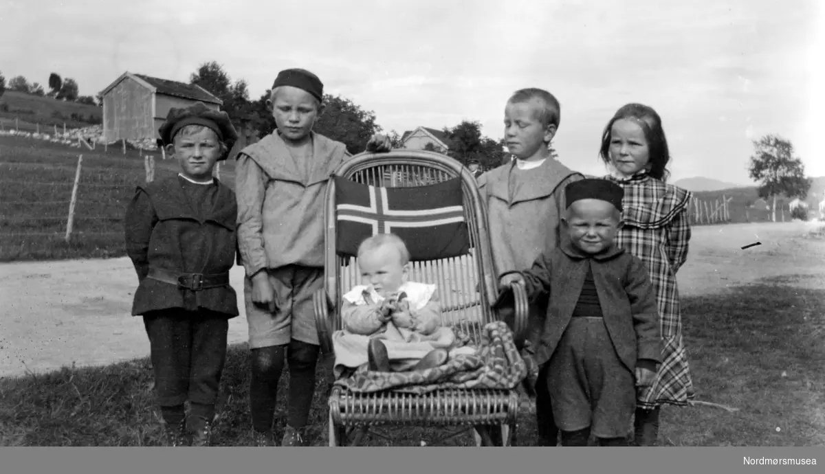 Gruppe på seks barn. dublett? Dette er seks av barna til Margrethe og Georg Sverdrup. Foran i stolen Kaare, Og Olaf ved siden av. Bak fra venstre sannsynligvis Georg, Henrik, Helge og Hildur. Bildet er tatt i Eidsvågen, Nesset kommune i Møre og Romsdal. Datering er trolig1901-1910. Fra Nordmøre museums fotosamlinger.
