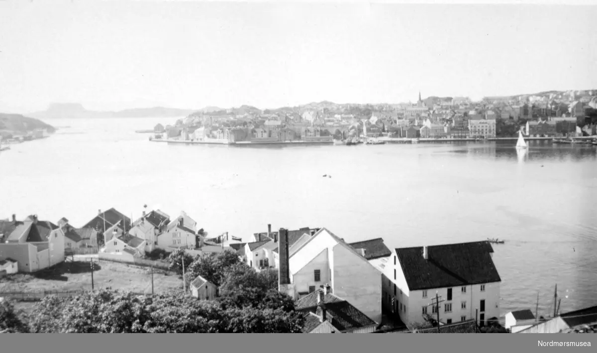 Bilde fotografert fra Bjørnehaugen på Nordlandet. I forgrunnen ser vi området Grunden, med Kirkelandet fra Sørsundet til venstre og Blixhammeren til høyre. I bakgrunnen av Sørsundet ser vi Averøy med Bremsneshatten. Fra Nordmøre Museum sin fotosamling.

SJS: Murbygningen med pipe i forgrunnen er Erik Eriksens tønnefabrikk, bygd 1916.
 Fabrikken gikk konkurs i 1920 og rundt 1930 ble den innredet til margarinfabrikk.
