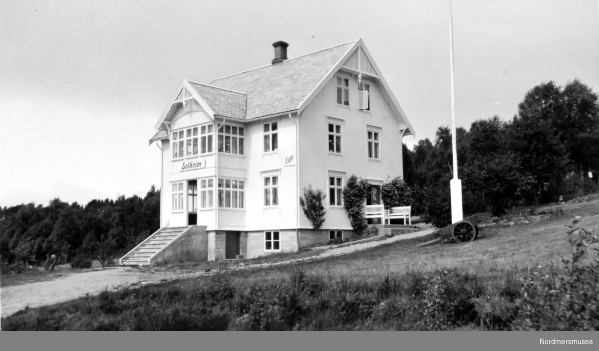 Foto fra Solheim kafé;, Trolig en plass i Romsdalen eller på Nordmøre. Fotograf er trolig Georg Sverdrup, og datering er sannsynligvis mellom 1930 til 1939. Fra Nordmøre Museums fotosamlinger.
