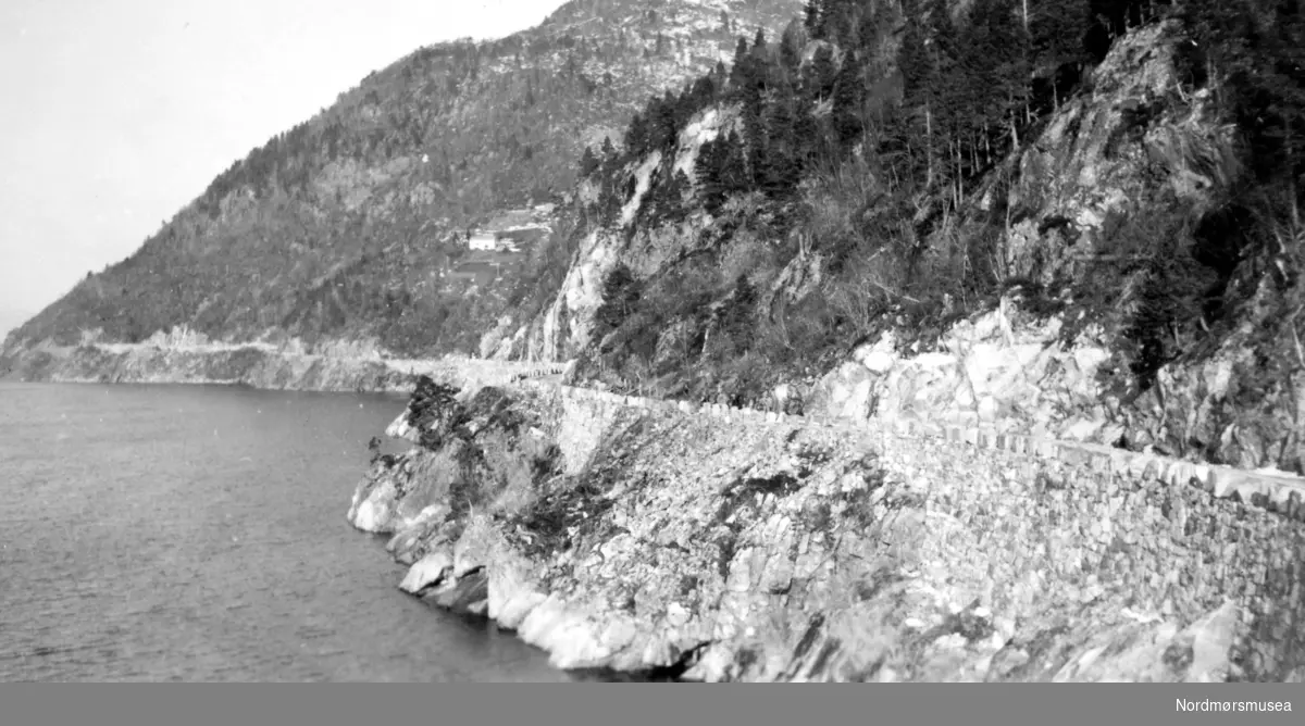 Nordstranda/Oppdølstranda i Sunndal, før tunnelene ble bygd?? Fra Nordmøre Museum sin fotosamling