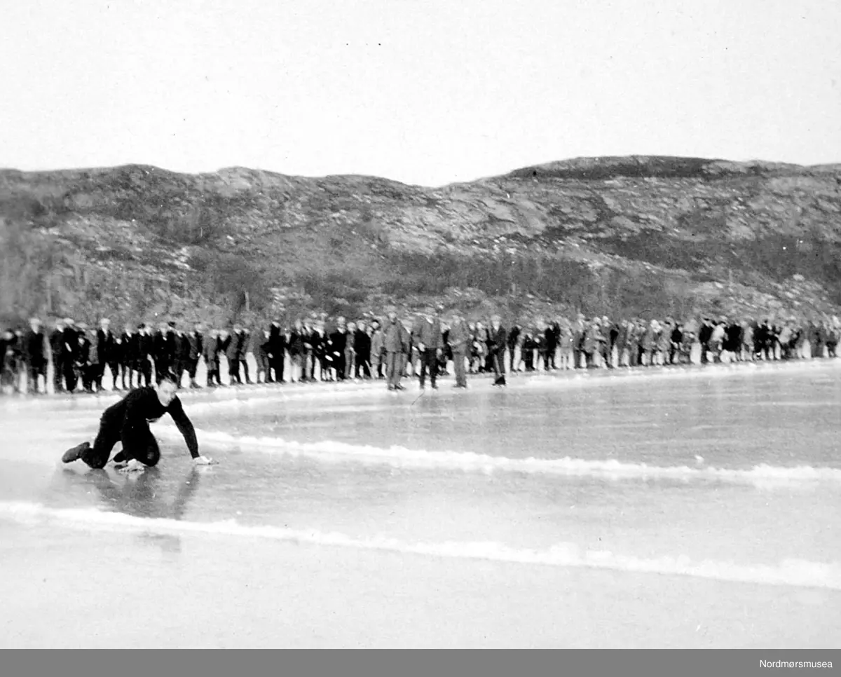 På bildet ser vi en skøyte-sportsarrangement i hurtigløp, trolig i Koritrech(??) februar 1929, hvor den kjente norske skøyteløperen Ballangrud deltar. Dette basert på liknende bilder fra samme fotograf/serie, samt at Ballangrud er skrevet bak på dette bildet. Se KMb-1987-005.3360. Fra Nordmøre Museum sin fotosamling.  