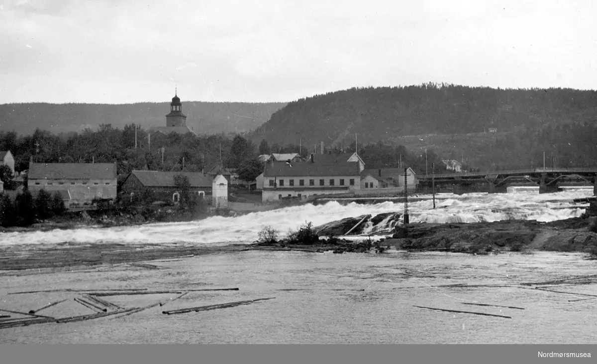 Tømmerfløting på et elvestryk. Kongsberg. (Info: Unni Wohlen).  Fra Nordmøre Museum sin fotosamling