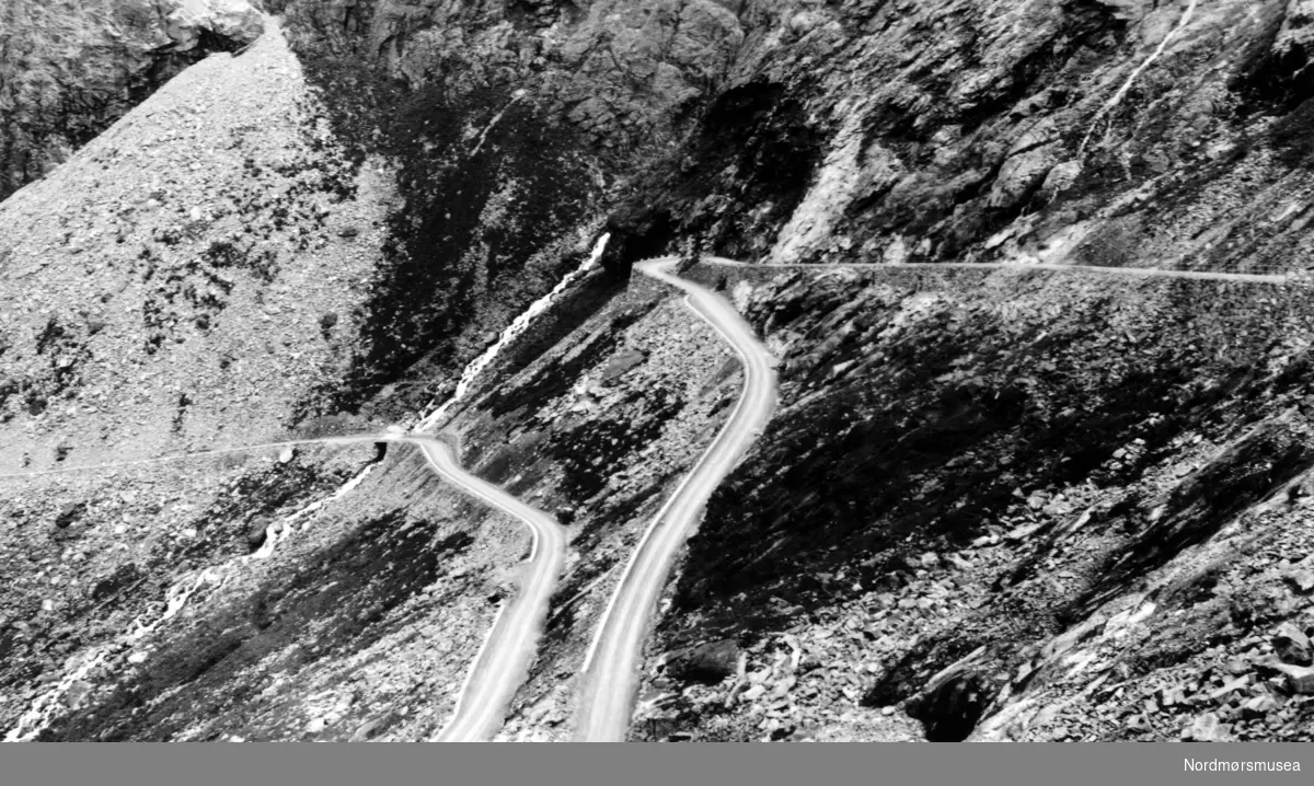 Foto trolig fra Trollstigen i Rauma kommune. Fotograf er sannsynligvis Georg Sverdrup, men datering er mer usikker; trolig fra perioden 1930 til 1939. Fra Nordmøre Museums fotosamlinger. Reg: EFR
