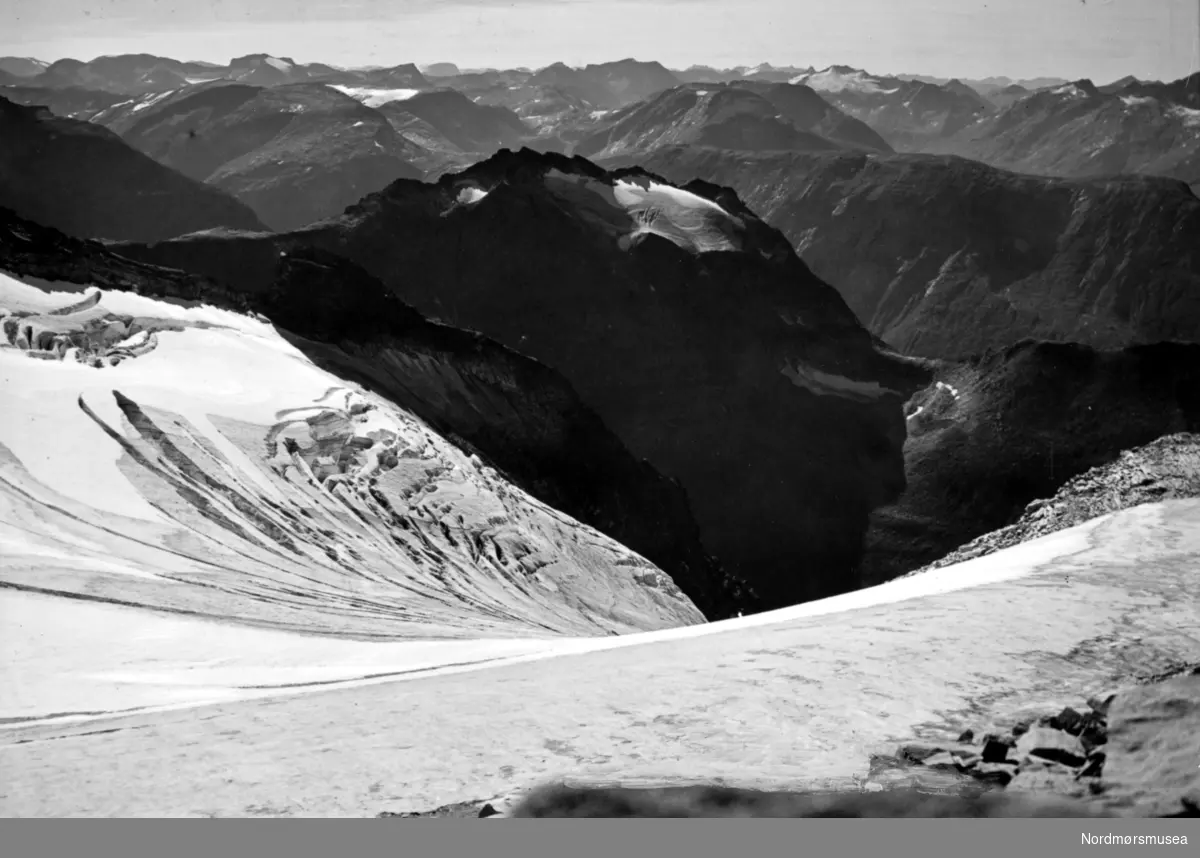 Fjellparti med Hovsnebba i midten (Sunndal kommune). Vi ser en isbre i front og flere enorme fjell i bakgrunnen. Fotograf er J. Myren, og bildet er fotografert i 1933. Bildet er en del av Georg Sverdrups fotosamlinger, som nå er en del av fotosamlingen til Nordmøre Museum. Reg: EFR
