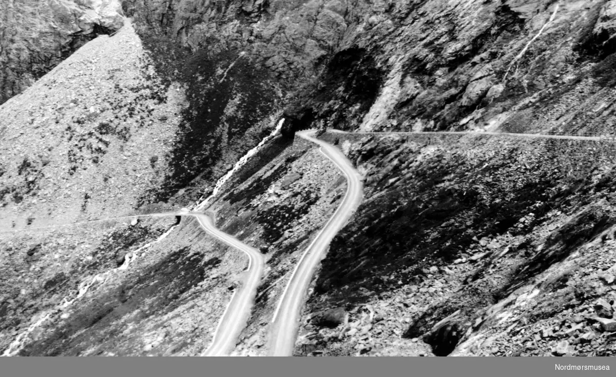 Foto fra Trollstigen i Rauma kommune. Fotograf er sannsynligvis Georg Sverdrup, men datering er mer usikker; trolig fra perioden 1930 til 1939. Fra Nordmøre Museums fotosamlinger. Reg: EFR
