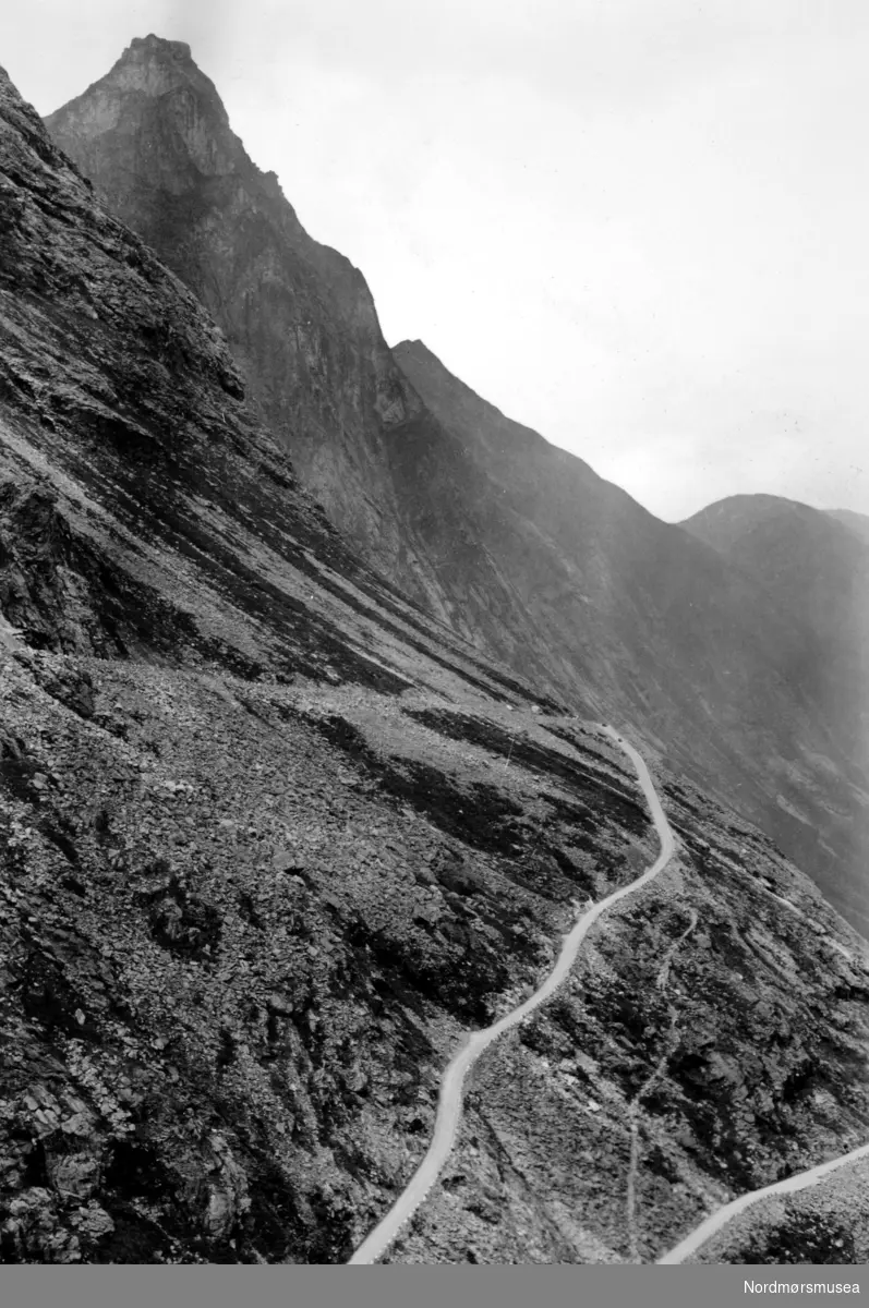 Foto fra Trollstigen i Rauma kommune. Fotograf er sannsynligvis Georg Sverdrup, men datering er mer usikker; trolig fra perioden 1930 til 1939. Fra Nordmøre Museums fotosamlinger. Reg: EFR 

