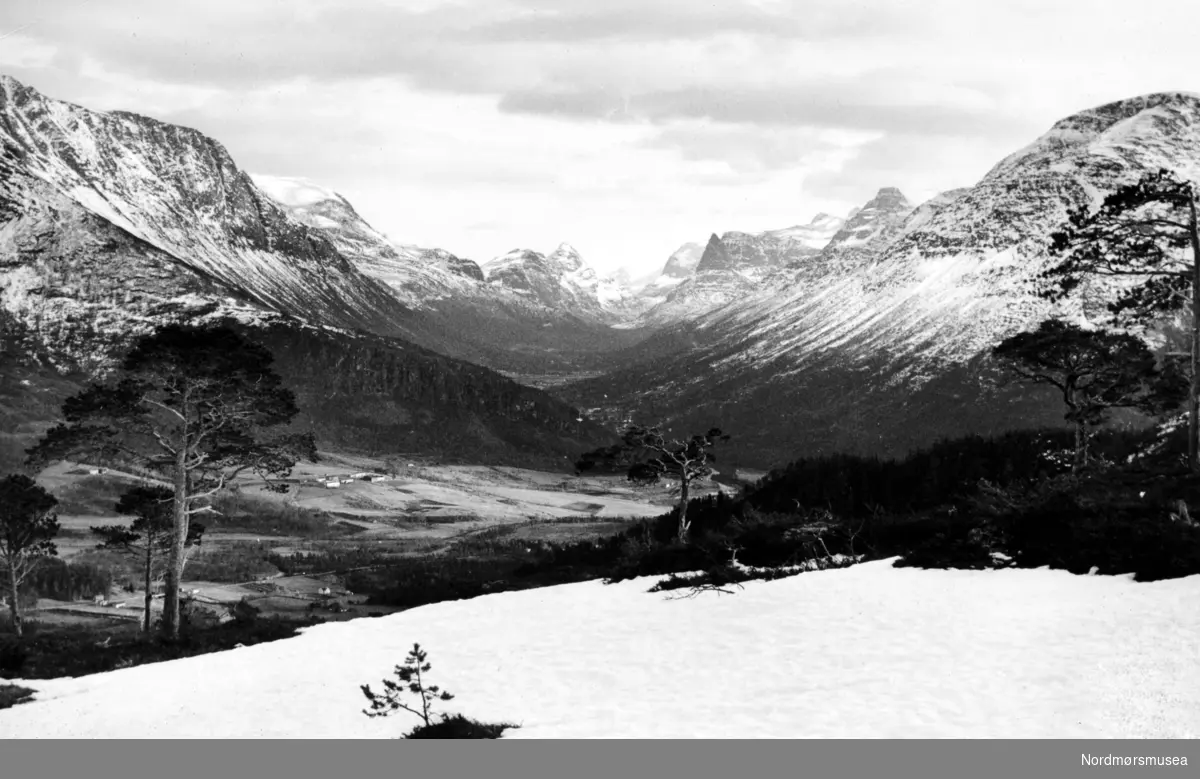 Foto med vinterlandskap fra fjellene ved Ålvundeidet i Sunndal kommune. Fotograf er Georg Sverdrup og datering er 1936. Fra Nordmøre Museums fotosamlinger. Reg: EFR
