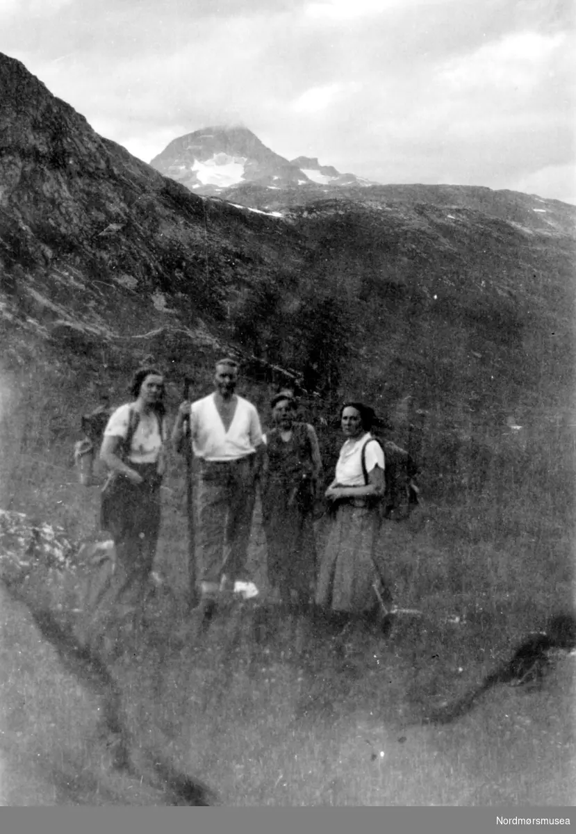 Foto av fire ryggsekkturister, trolig på tur i Trollheimen ved fjellet Snota, i Surnadal kommune. Hovedtoppen er på ca. 1668 m.o.hm. Fotograf er trolig Georg Sverdrup, og datering er sannsynligvis omkring 1930 til 1939. Fra Nordmøre Museums fotosamlinger.

