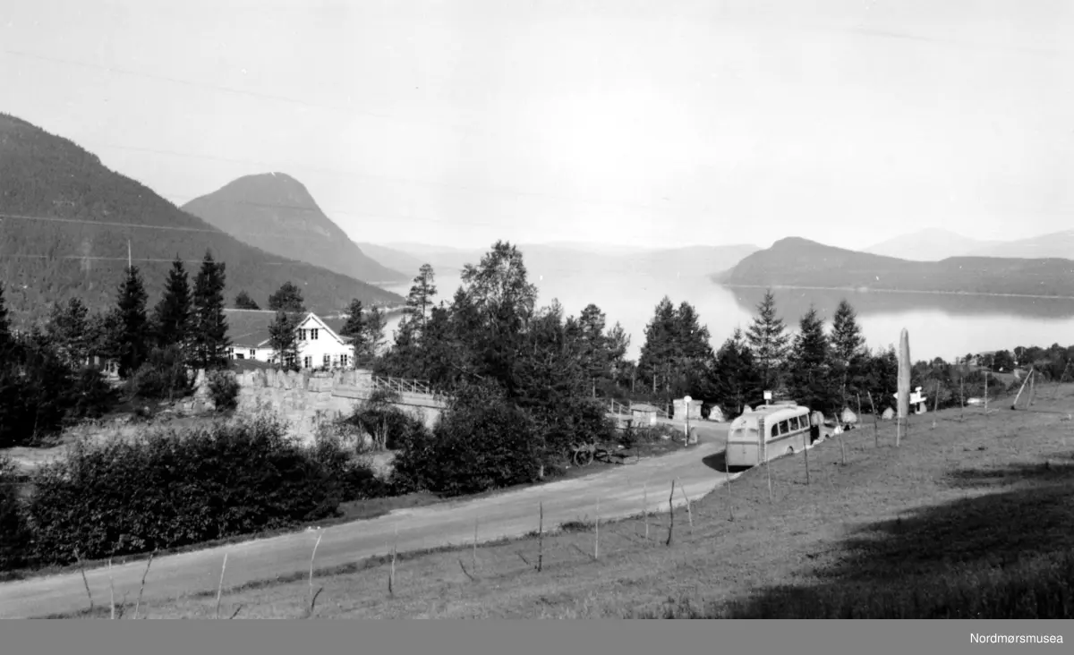 Ålvundfossen har siden tidlig på 1930-tallet vært et viktig knutepunkt for rutebiltrafikken på Nordmøre. Kristiansund-Oppdal Auto (KOA) hadde ruter Oppdal-Sunndalsøra-Tingvoll-Kristiansund, og Ålvundfoss var det korrespondanse til og fra Surnadal og Trondheim med Surnadal Billag sine ruter (Mørelinjen). Slik er det også i vår tid, og nå er det også ruter mellom Trondheim/Surnadal over Ålvundfoss, til Sunndalsøra og Molde.  Nye selskaper har gjennom årene videreført disse rutene, og i dag 2018 er det Nettbuss som utfører disse rutene. (Info: Sveinung Berild). --  Foto fra Ålvundfossen i Ålvundfjorden, Sunndal kommune, Møre og Romsdal.
Fra Nordmøre museums fotosamlinger.