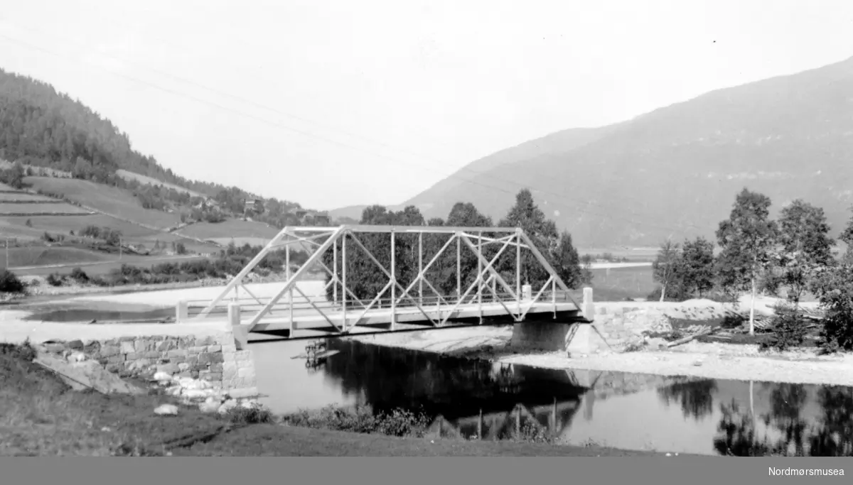 Foto av ei bru, trolig fra et sted i Møre og Romsdal. Fotograf er Georg Sverdrup, og datering er trolig fra perioden 1930 til 1939. Fra Nordmøre Museums fotosamlinger.