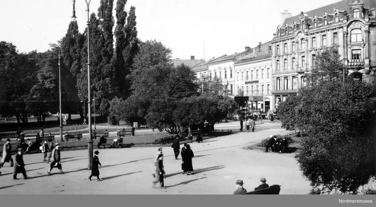 Foto trolig fra Oslo, hvor vi blant annet ser Hotell Belvedere, Bennets reisebureau, Hotell Victoria, Lilleborg, Oluf Lorentzen og Hotel Nobel. Datering er ukjent, men trolig omkring 1930 til 1939. Fotograf er sannsynligvis Georg Sverdrup. Fra Nordmøre museums fotosamlinger.
