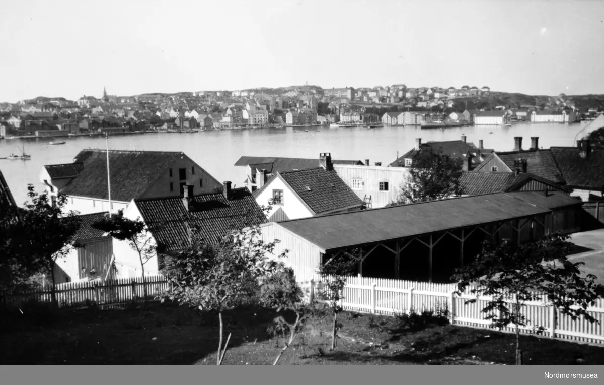 Foto fra Nordlandet, hvor vi ser bebyggelsen i front. Ellers så ser vi havnebassenget lenger bak, med Kirkelandet på andre siden. Fotograf er trolig Georg Sverdrup, mens datering er trolig fra perioden 1930 til 1939. Fra Nordmøre Museums fotosamlinger.
