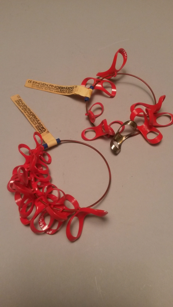 Fingerfärdig är en ring och samtidigt ett hjälpmedel. Ett fingerstöd som stabiliserar fingret allmänt vid ledsvaghet och motverkar "svanhalsdeformitet" som kan utvecklas vid kronisk reumatism. Fingerfärdig är registrerad som varumärke och finns i tre olika material: guld, silver samt plast i olika färger.