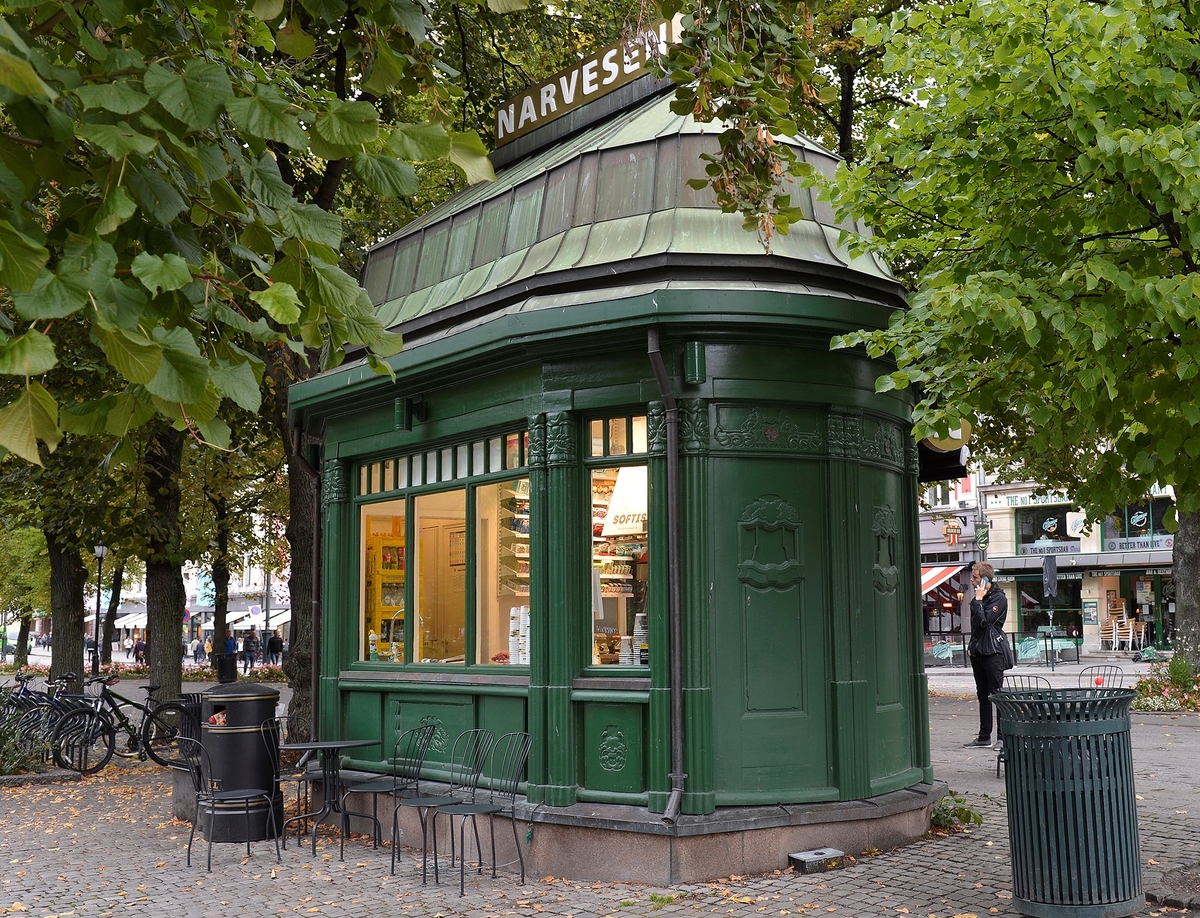 Narvesens aviskiosk i krysset Karl Johans gate og  Rosenkrantzgate, Studenterlunden i Oslo.