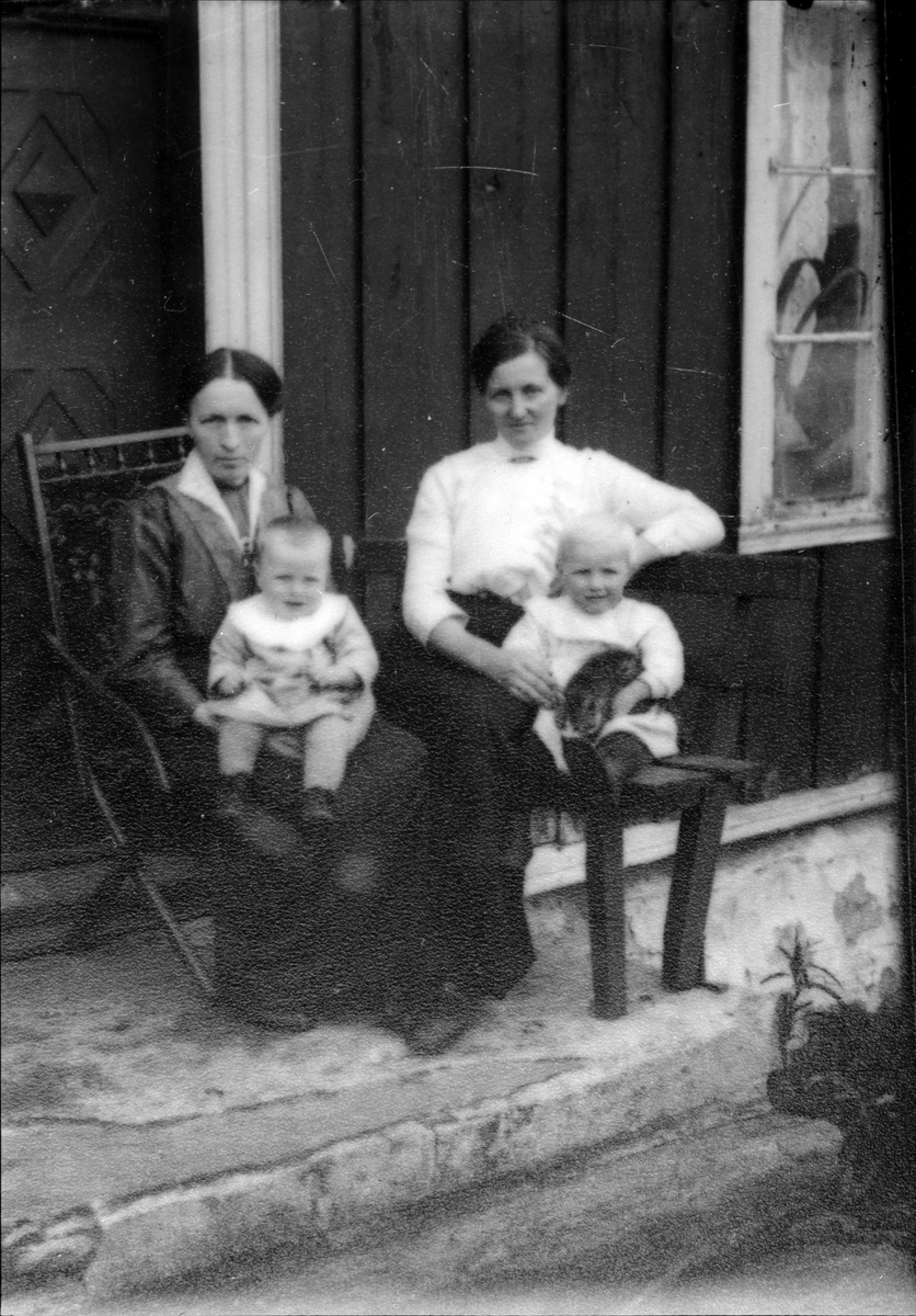 Nanna Thorbergsen og Petrine Hansen med hvert sitt barn på fanget.