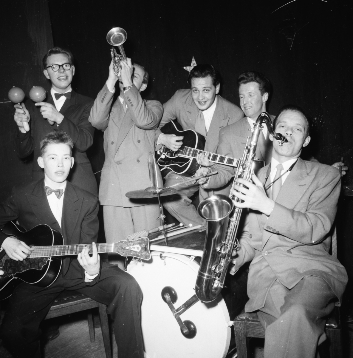 Vardens arkiv. "Byforeningen i Festiviteten. B.la. Lommeruds orkester"  17.02.1954
