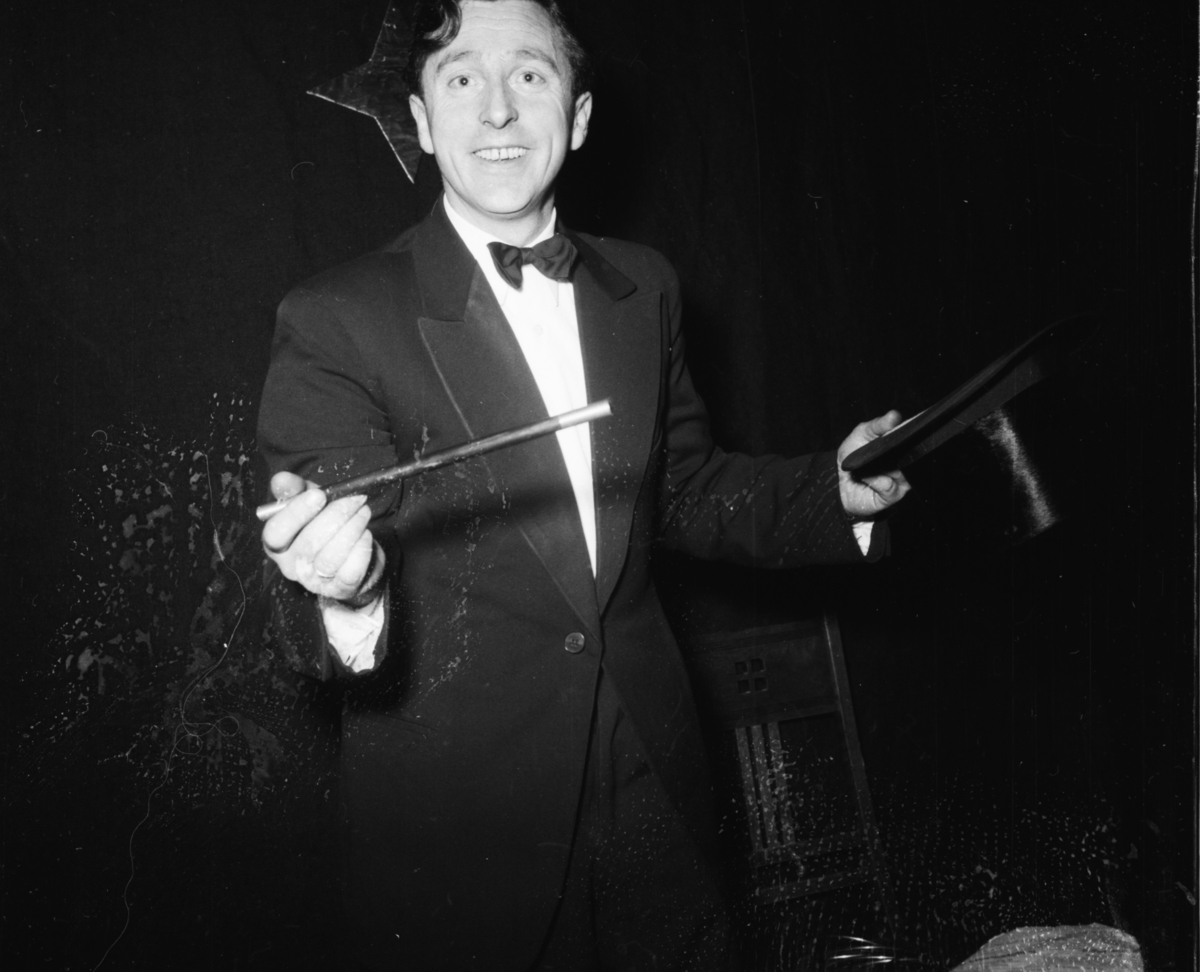 Vardens arkiv. "Byforeningen i Festiviteten. B.la. Lommeruds orkester"  17.02.1954