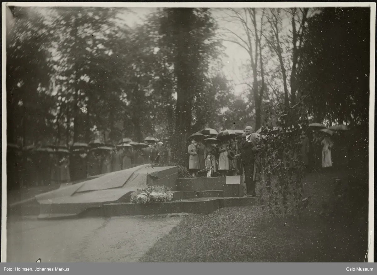 Vår Frelsers gravlund, Æreslunden, 17. mai-tale, mennesker, teatersjef, tale, regnvær, paraplyer
