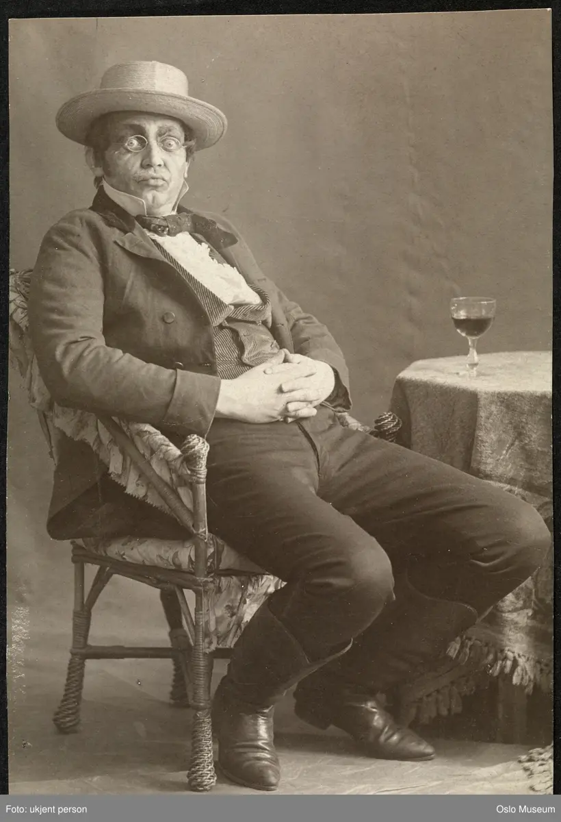 portrett, mann, skuespiller, rollebilde, Styver i "Kjærlighetens komedie" på Nationaltheatret, sittende helfigur, kostyme