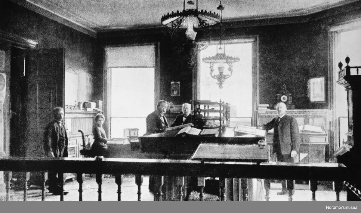 Interiørbilde fra Sparebankens gård i Kristiansund kommune, som ble oppført i 1882. Ukjent datering, men trolig mellom 1890 og 1900. Fra Nordmøre Museums fotosamlinger. Reg: EFR
