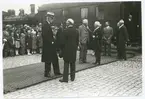 Gustav V vid Ölandskajen (Ölandshamnen) i Kalmar. 1930-talet.
I mitten till vänster syns Prins Eugen, i samspråk med landshövding John Falk.