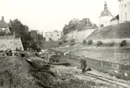 Utgrävningen i Slottsfjärden (1932-1934) under ledning av Harald Åkerlund. Det organiska materialet som hittades vid utgrävningen hade bevarats väl på grund av den syrefattiga leran. Fynden bestod av ett flertal fartyg samt mindre fynd som keramik, handskar och skor. Fyllmassorna användes sedan för att bygga upp nuvarande Tjärhovet.