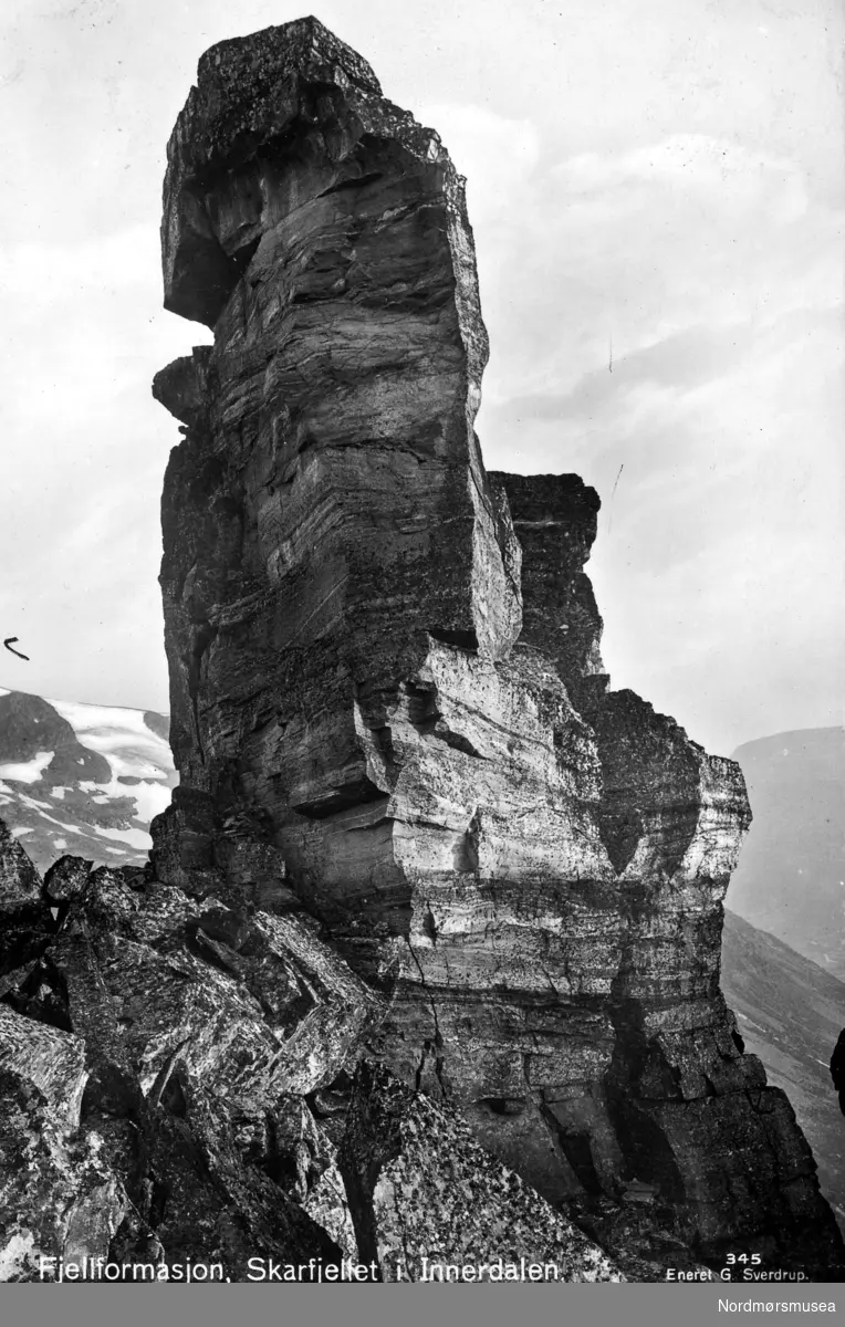 Postkort: ";Fjellformasjon, Skarfjellet i Innerdalen. Eneret G. Sverdrup. 345."; Fra Nordmøre museums fotosamlinger. /Reg:EFR2013/



