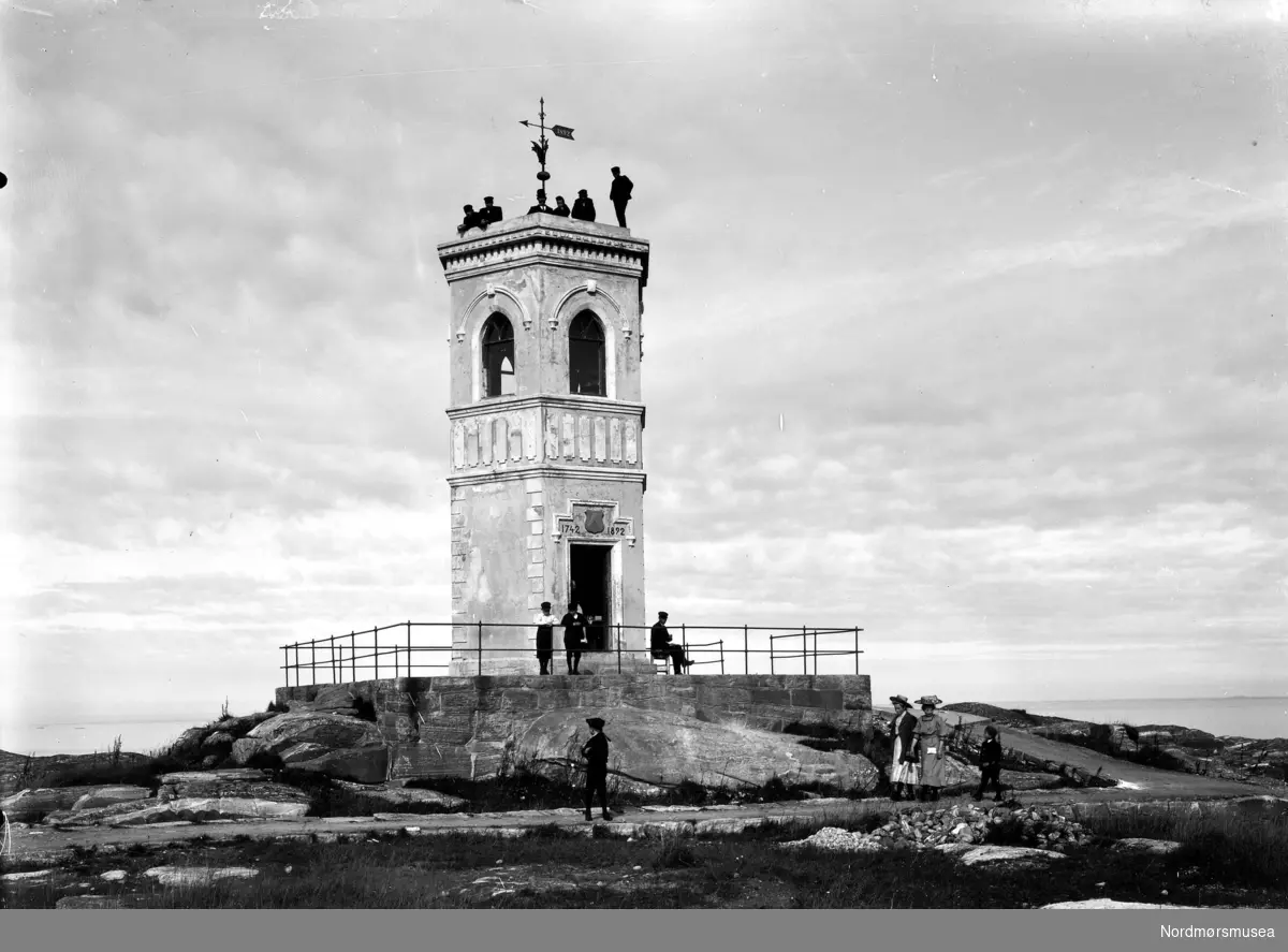 Varden på Kirkelandet i Kristiansund. Første murtårn, bygd til byjubileet 1892. Fra Nordmøre museums fotosamlinger.