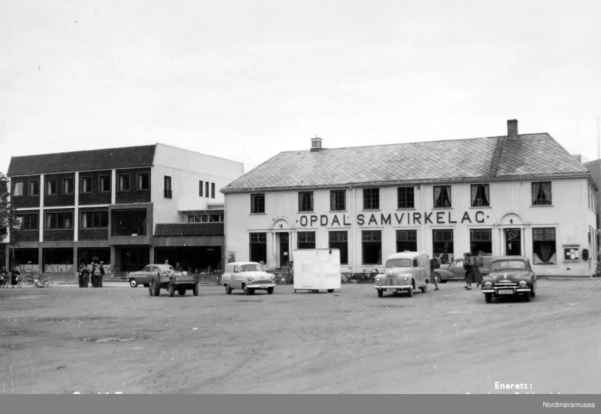 Foto fra Oppdal Torv i Oppdal kommune. Her ser vi blandt annet Opdal samvirkelag til høyre. Fotograf er Georg Sverdrup, mens datering er sannsynligvis rundt 1930 til 1939. Fra Nordmøre Museums fotosamlinger.
