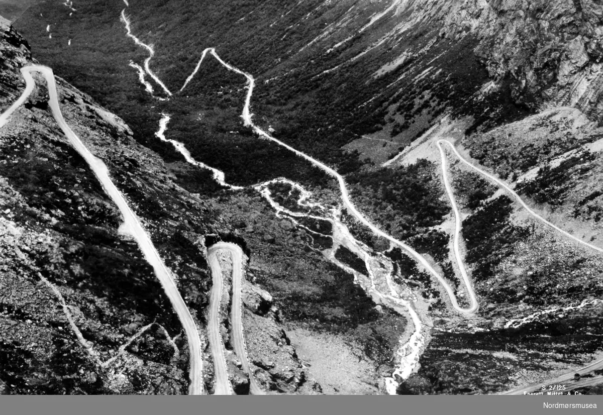 Postkort: S 2/125 ";Trollgstigveien";. Foto fra Trollgstigen og veien der i Isterdalen, Rauma kommune. Fra Nordmøre Museums fotosamlinger. Reg: EFR
