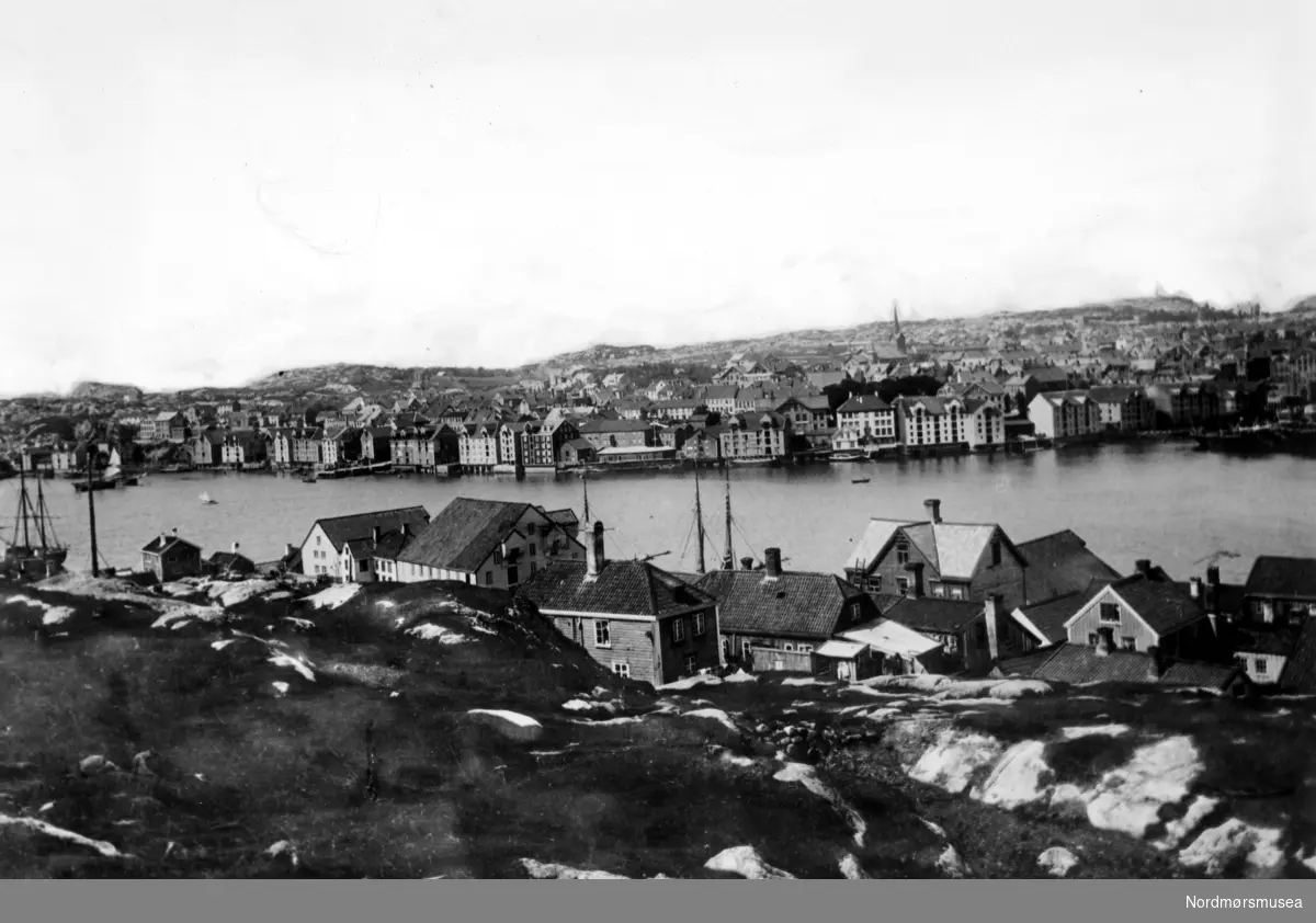 Foto fra sørom på Innlandet i Kristiansund, med deler av dets bebyggelse i front, mens på andre siden av havnebassenget finner vi Kirkelandet. Datering er trolig omkring 1930 til 1939. Fra Nordmøre museums fotosamlinger.
