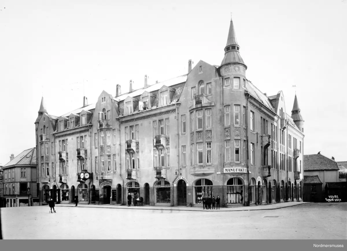 Postkort nr: 25682. Et meget flott bilde av byens andre Grand Hotell. Byens første Grand Hotell var bygd i sveitserstil, men 8. november 1907 brant denne ned til grunnen. Eieren av hotellet Nils Nilsen valgte senere arkitekt Kristen Tobias Rivertz fra Kristiania til å bygge opp hotellet. Rivertz oppholdt seg da i perioden 1907-1909 i Kristiansund, hvor han blant annet har tegnet "en Badeanstalt", Festiviteten, Grand Hotell og Norges banks lokaler i samme gaten som Grand Hotell. Hotellet ble oppført av murmesterfirmaet Olsen & Michalsen i Jugendstil, og under Rivertz' ledelse og tegninger. Hotellet kostet litt over 200.000 kroner å bygge, men summen inkluderer ikke tomten og monteringen. Dette hotellet brant ned under bybrannen 28. april 1940, da tyskerne la store deler av Kirkelandet ned til grunnen. Fra Nordmøre Museums fotosamlinger. Referanse: "En opplevelsens festlabyrint " av Egil Husby, side 15 - 17.