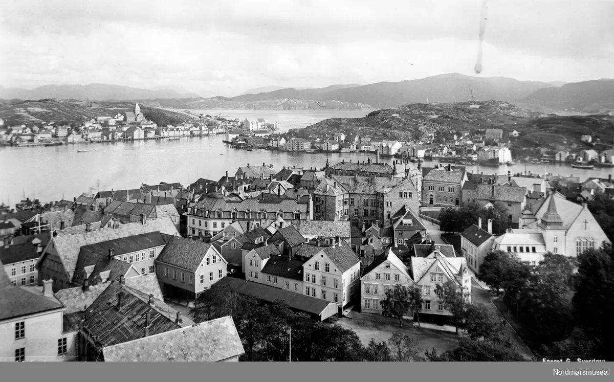 Bildet viser Kirklandet i front og til høyre Sørsundet og Innlandet. Til venstre Nordlandet og Marcussundet.. Fra Nordmøre Museum sin fotosamling