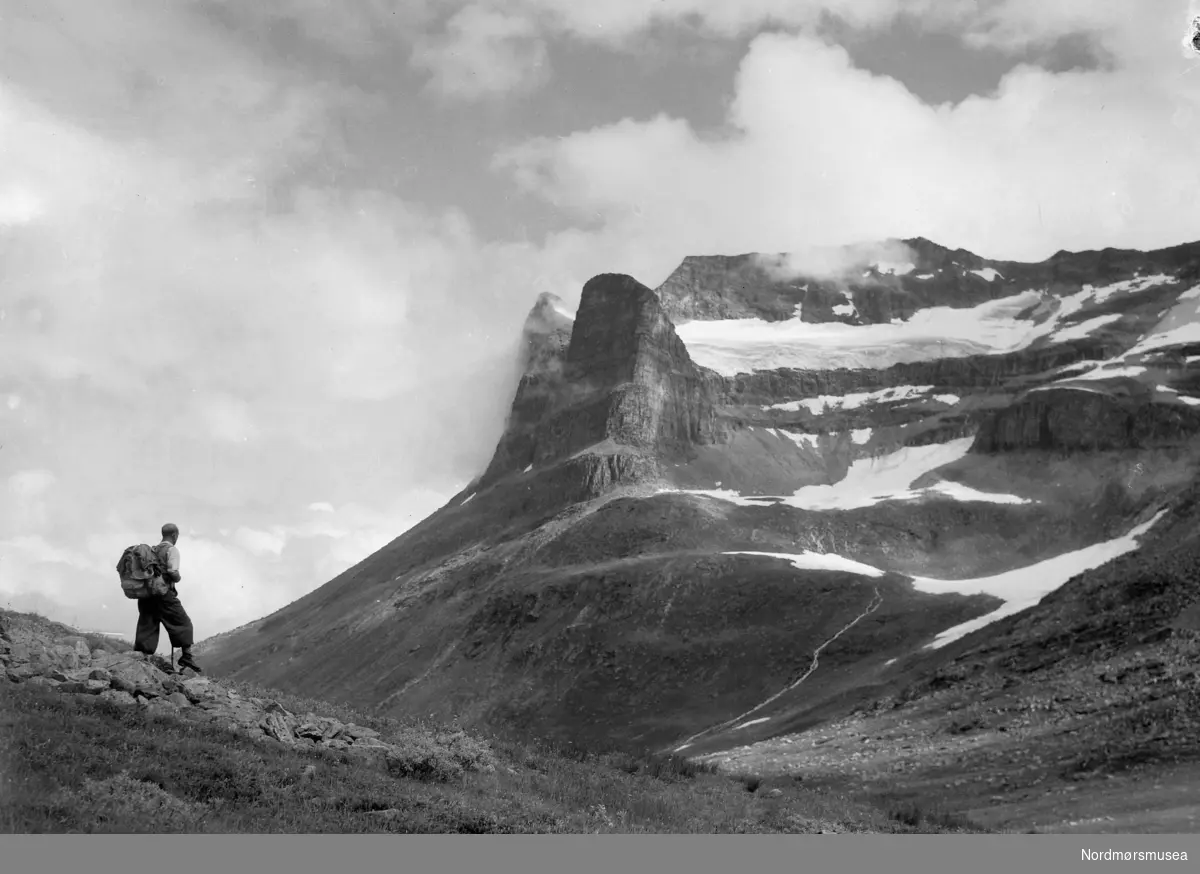 Bildet er heilt sikkert speilvendt, og viser Trollbotnen mellom Skarfjell (med på bildet) og Trolla (ikkje med). Bildet er teke frå ein stad innom Storvatnet i Giklingdalen(Flatvadalen), Sunndal kommune. (Info: Odd Arne Børset) ; 

fjell. mann med sekk. Bergans meis. Datering er ukjent, men trolig omkring 1950 til 1960. Fra Nordmøre museums fotosamlinger, Myren-arkivet