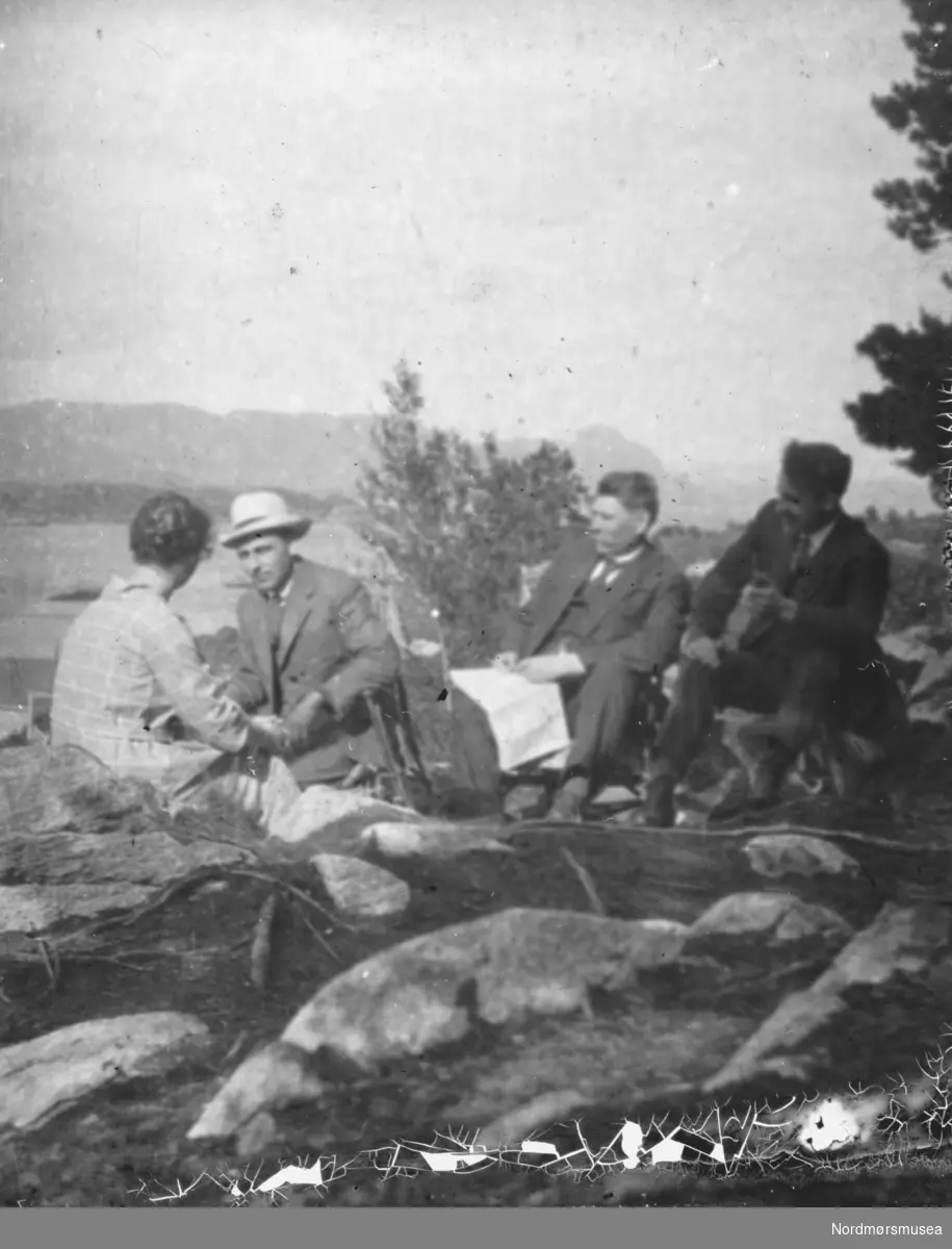 Foto av tre menn og en kvinne på fjelltur. Det er ukjent hvem vi ser på bildet, samt når og hvor bildet er tatt. Fra Nordmøre museums fotosamlinger.
