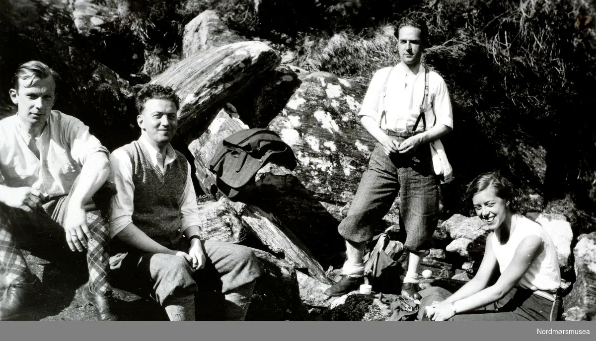 
Foto av tre menn og en kvinne på fjelltur, og slapper her av blandt kratt og stein. Personene
er trolig fra familien/slekten Heide, eventuelt fra deres bekjente. Det er usikkert hvor og når bildet er tatt, men muligens fra Møre og Romsdal. Bildet er hentet fra fotoalbumet til Heide og kommer i serien med reg. nr. KMb-2008-022. Fra Nordmøre museums fotosamlinger.



