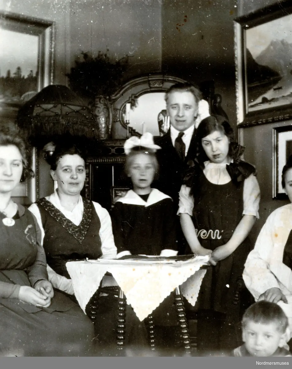 Familiefoto. Muligens fra byggmester A. Iversens familie/slekt? Bildet kommer fra Byggmester A. Iversens fotosamling. Fra Nordmøre museums fotosamlinger.



