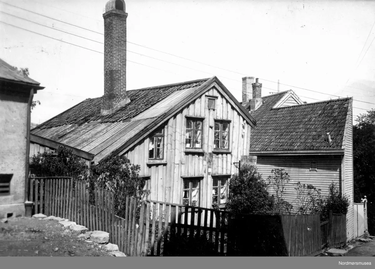 Foto av et eldre hus, muligens fra Innlandet i Kristiansund? Datering er usikker. Fra Nordmøre Museums fotosamlinger.
