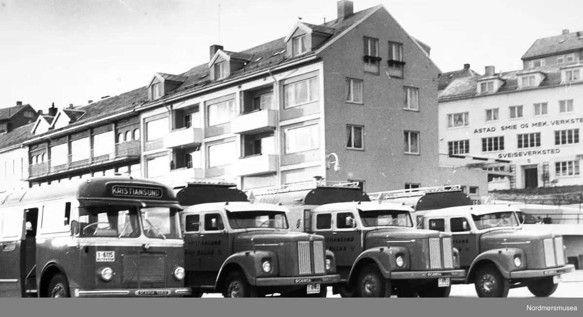 fra Rutebilsentralen - 
ekspedisjon i Vågen på Kirkelandet i Kristiansund, hvor vi ser 1 rutebuss og 3 godsruter
side ved side. Datering er ukjent. Fra Nordmøre museums fotosamlinger.

Foto fra 1960 da alle disse 4 bilene var nye. Nærmest Scania-Vabis B75 buss 1960 -
 modell med registreringsnummer T-6115. Denne ble som ny satt inn på ruta Kristiansund-Åndalsnes. Så er det tre like godsbiler, alle Scania-Vabis L75 1959/60 modeller med forlenget førerhytte med plass for 6 passasjerer. Det ble også innkjøpt en Birkeland-henger til en av disse. Registreringsnummer på bilene var T-6102, T-6103 og T-6104 og de ble satt inn på godsrute Kristiansund-Åndalsnes fra 1960. Alle disse kjøretøyene hadde karosseri fra VBK (Vestfold Bil og Karosseri) og to av dem eksisterer fortsatt og står på Stortua. Den ene (med registreringsnummer T-6104) er restaurert i originalstand etter at den hadde stått lagret i en garasje tilhørende slakter Røsberg siden 1971, den andre ble i 1971 ombygd til bergingsbil av KFB og har siden fungert som det.
 Den har nå registreringsnummer UX 12679 og brukes fortsatt sporadisk om en av Nettbuss Møres busser skulle ha behov for berging (Informant: Torkil Øyen).



