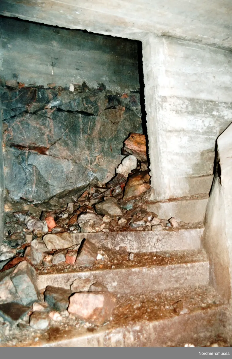 Foto fra kanonstilling i Hauggata 43 - 45 på Kirkelandet i Kristiansund. Bildet er datert 19. september 1991 og fotograf er Stein Magne Bach ved Nordmøre museum. Se serie fra reg. nr. KMb-1991-039.0001 til KMb-1991-039.0017. Fra Nordmøre museums fotosamlinger.
