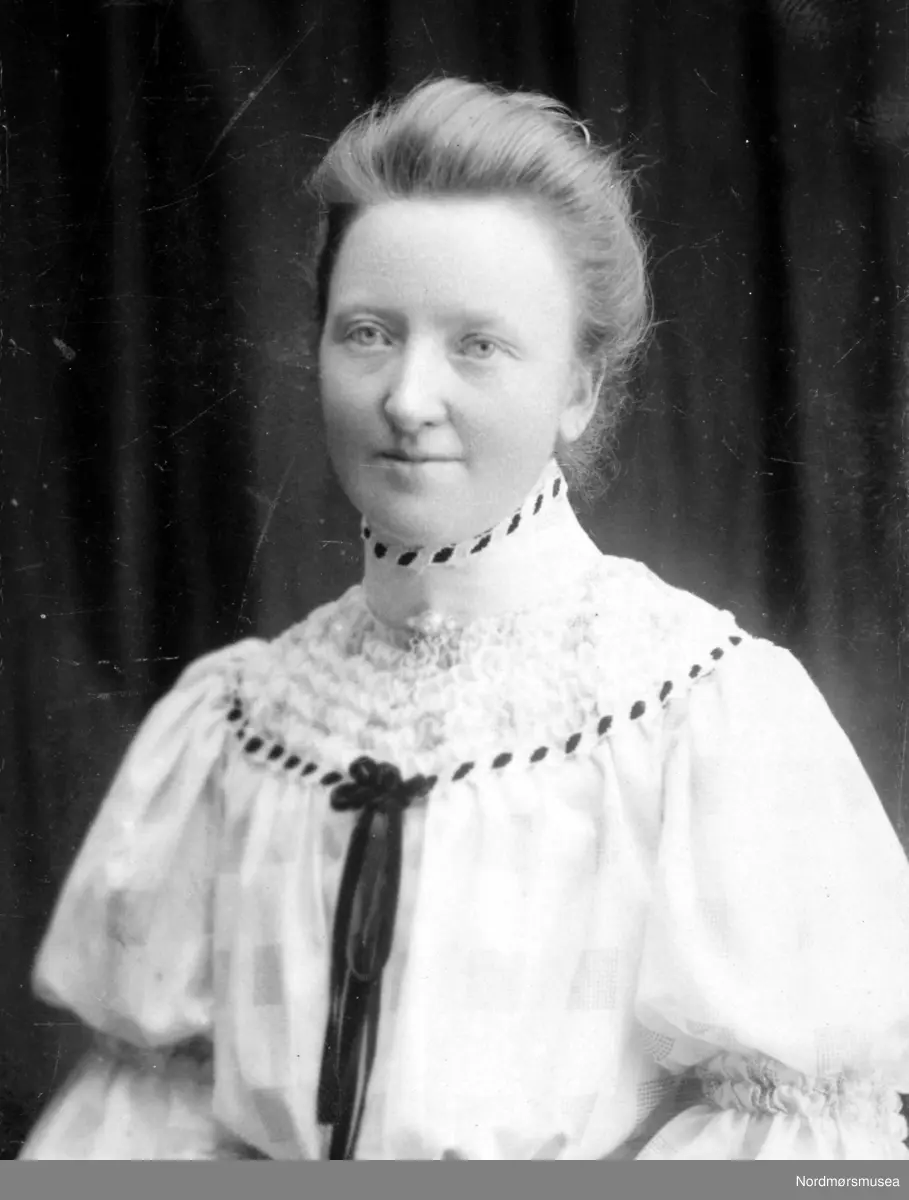 Portrett av en ukjent kvinne, trolig fra Kristiansund, eller med sterk tilknytning til Nordmøre. Datering er ukjent. Fra Nordmøre Museums fotosamling.
