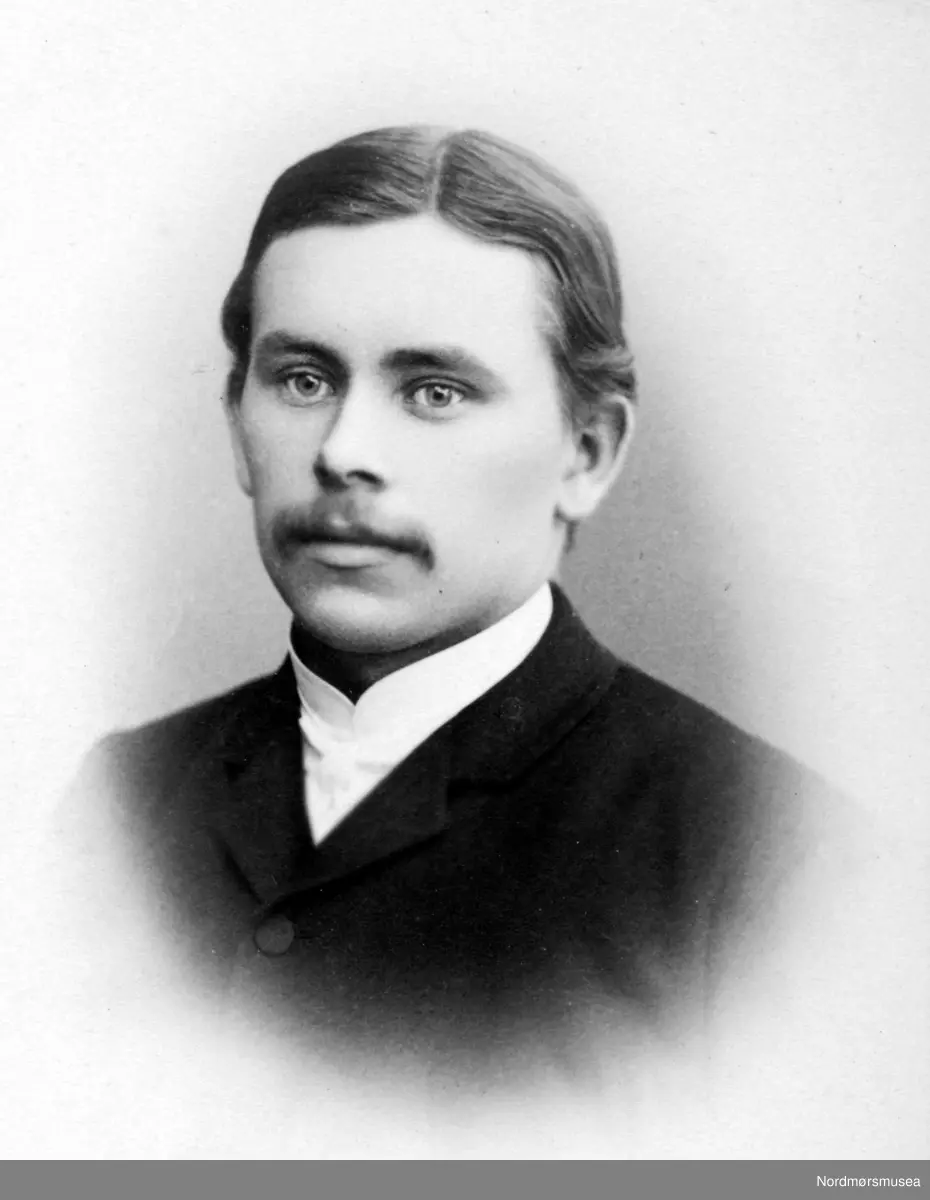 Portrett av en ukjent mann, trolig fra Kristiansund, eller med sterk tilknytning til Nordmøre. Datering er ukjent. Fra Nordmøre Museums fotosamling.

