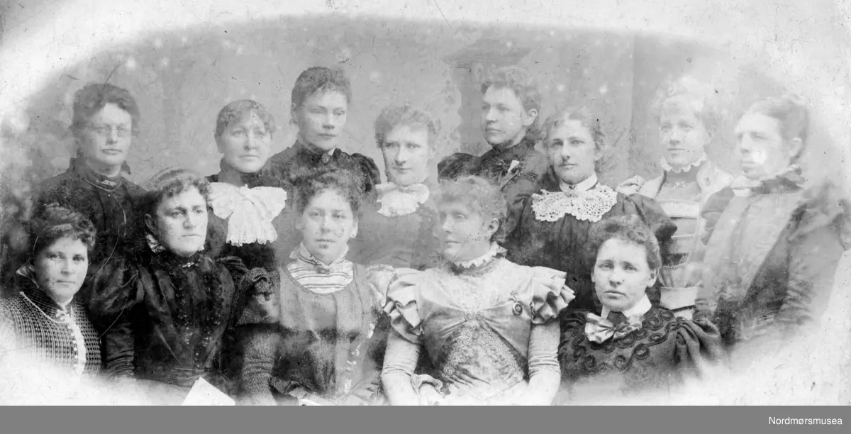 En gruppe ukjente fruer fra Kristiansund, her oppstillt for fotografen. Datering er ukjent. Fra venstre bak, ukjent, Augusta Amalie Werring, ukjent, Karen Johnsen, ukjent ukjent, Hilda Werring, ukjent. Fra venstre foran, ukjent, ukjent, ukjent, Anna Werring, ukjent. Fra Nordmøre Museums fotosamlinger.
