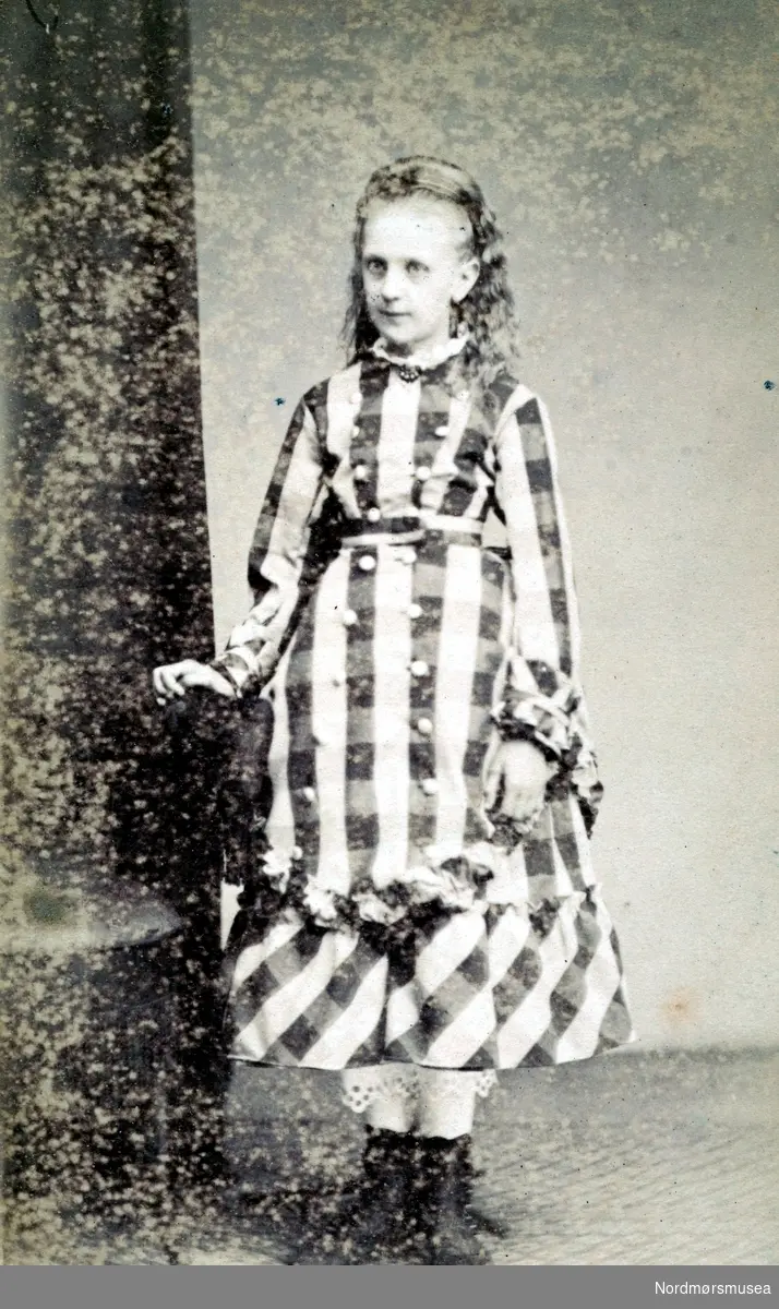 Portrett trolig av en Anna Marie Johnsen (f. 1862 - d. 1887). Hun døde i svært ung alder - 25 år gammel - i Kreuznach i Tyskland. Datering er ukjent, men trolig rundt 1880 - 1887. Flere bilder er å finne av henne og hennes familie i Christian Johnsen samlingene som finnes i serien KMb-2008-047. Fra Nordmøre Museums fotosamling.
