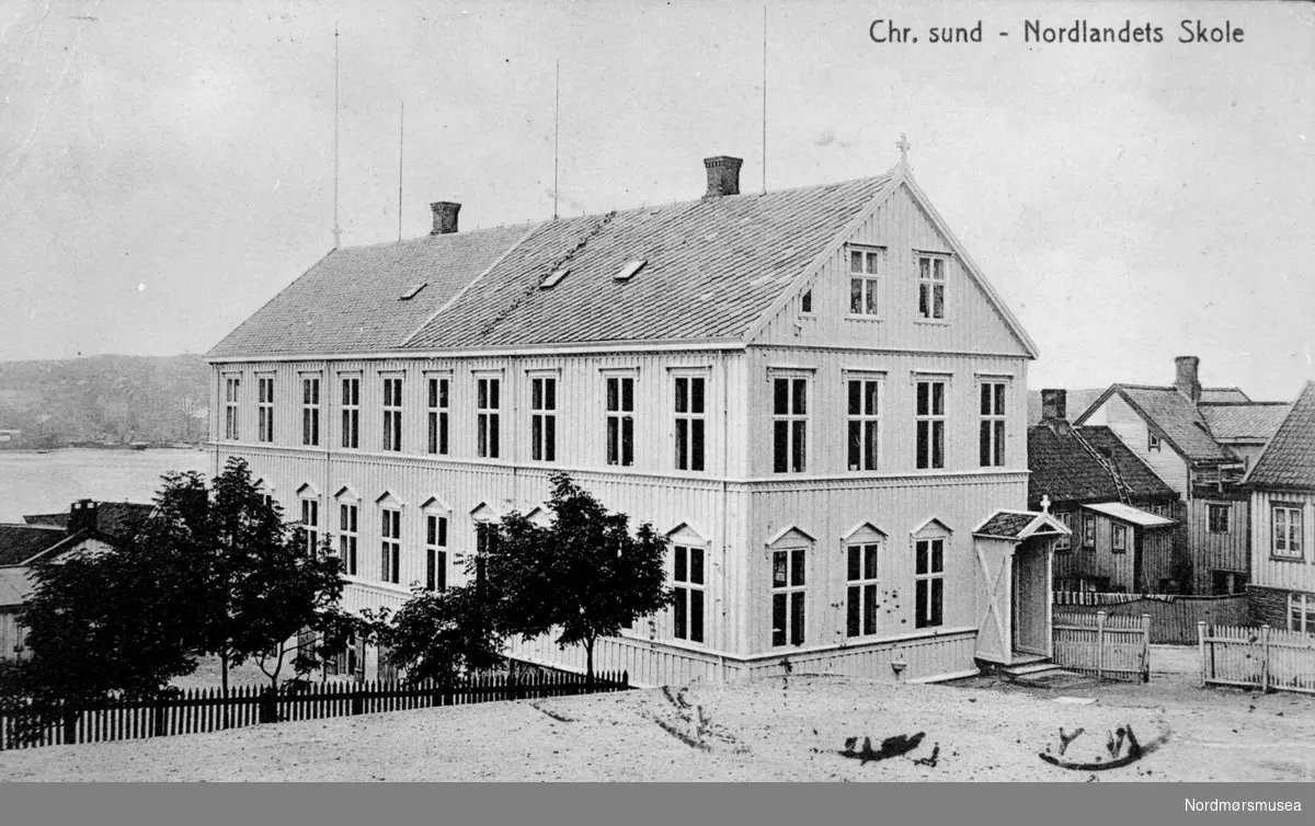 Nordlandet skole, på Nordlandet i Kristiansund. Datering er trolig omkring 1890-1920. Fra Nordmøre museums fotosamliner.
