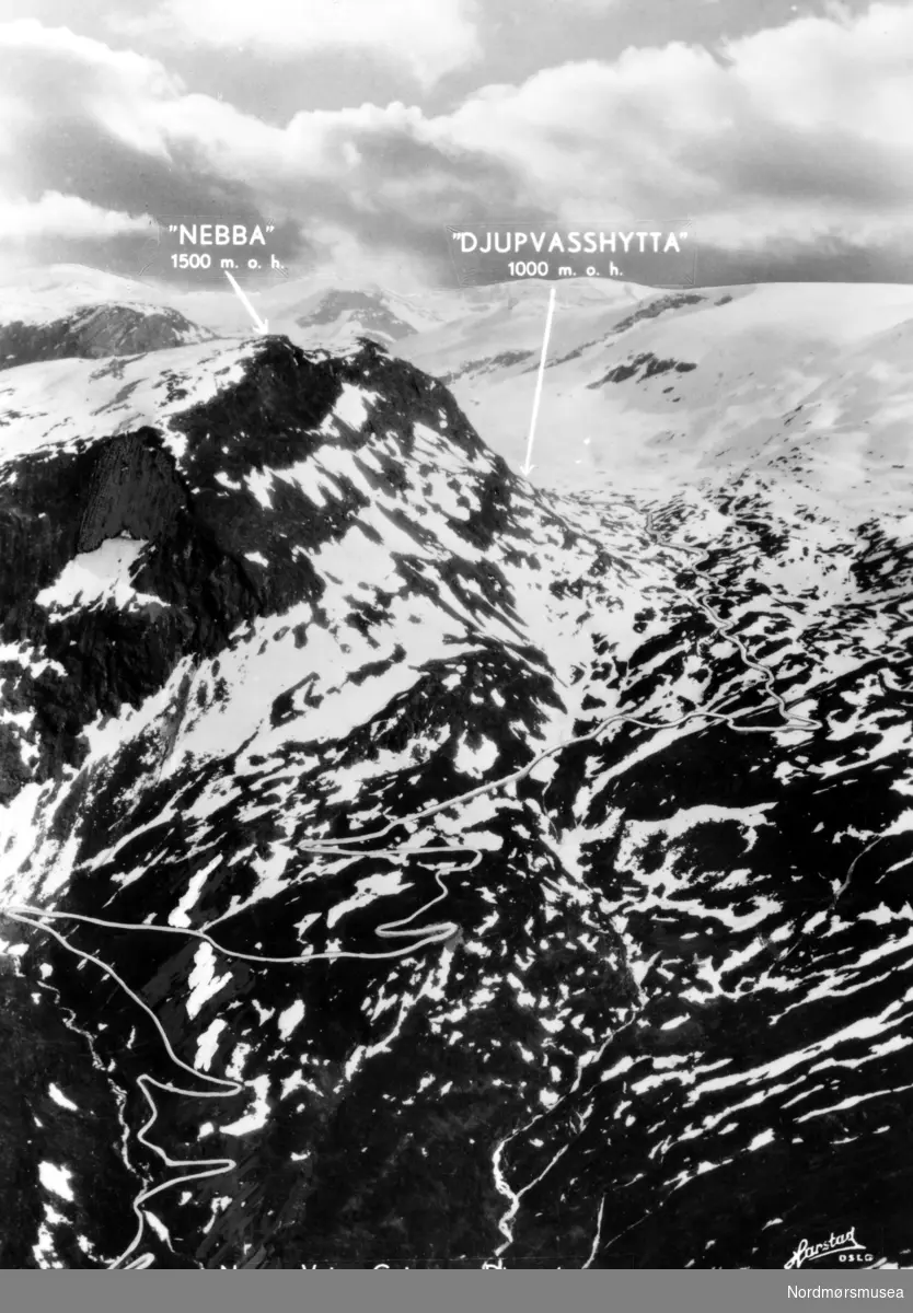 Postkort fra Geiranger og Geirangerveien, som starter nær Nebba på 1500 meter, deretter til Djupvasshytta på 1038 meter. Veien fortsetter deretter til Ureiasvingene, Flydalsjuvet og ned til bygda og fjorden, noe som ikke kommer frem på motivet. Ukjent datering. Fra Nordmøre Museums fotosamlinger. Reg: EFR
